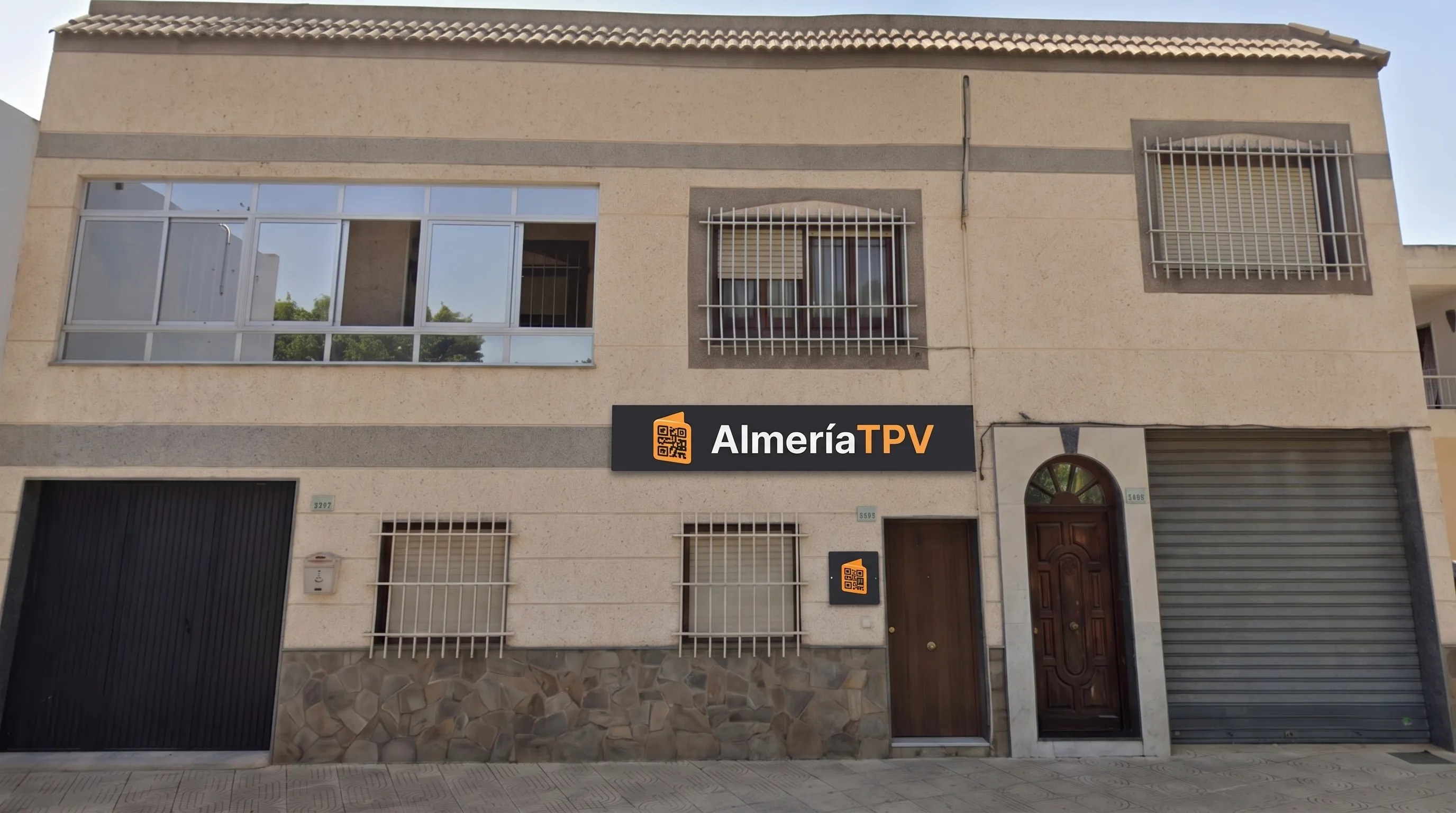 Fachada de la oficina de Almería TPV, con el rótulo
