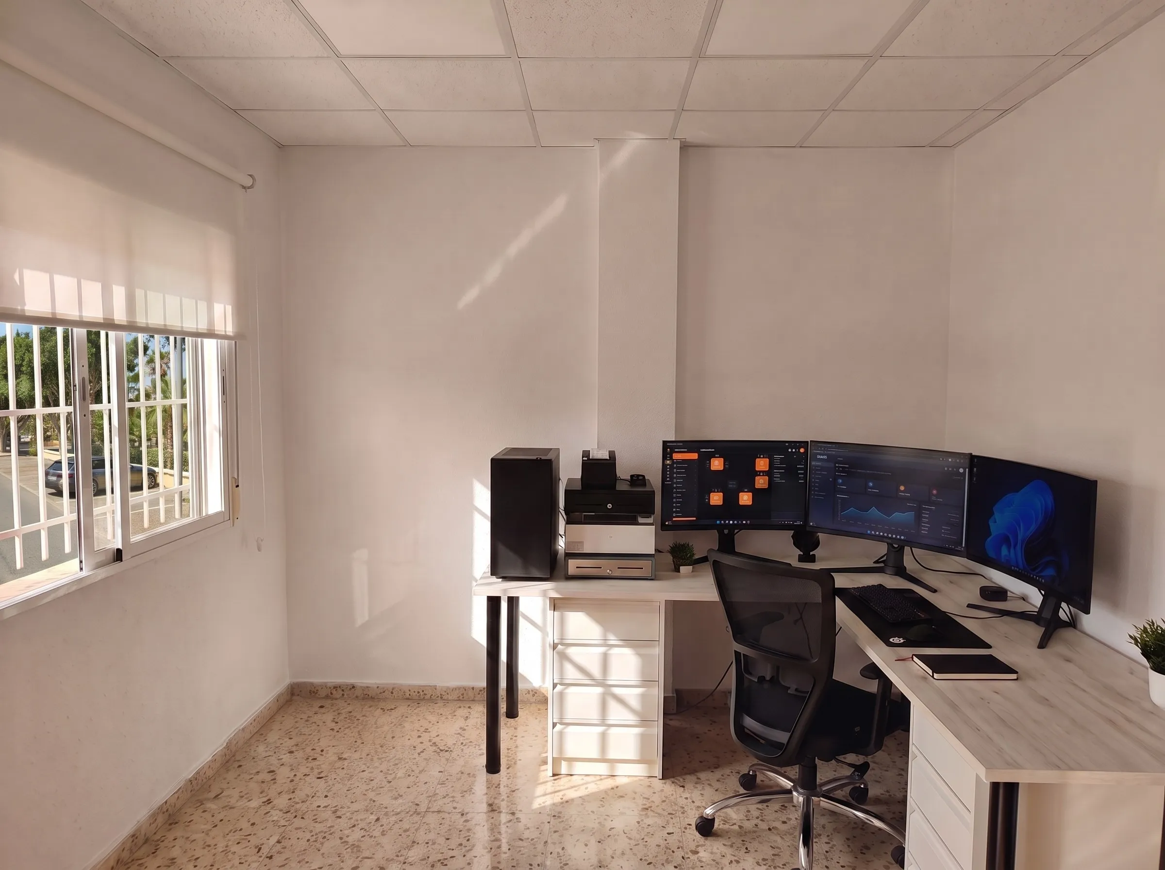 Interior de la oficina: puestos de trabajo
